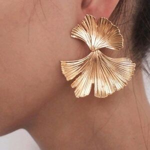 NEW! 14K Gold Gingko Asymetrical & Chic Twisted Big Wavy Post Earrings